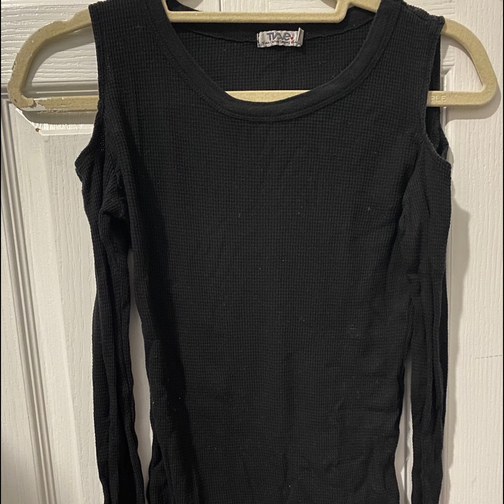 cut-out shoulder long sleeved top
